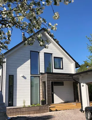 Hirsitalo Espoo ks. Hirsitalo Uppotukki (@hirsitalo_uppotukki)